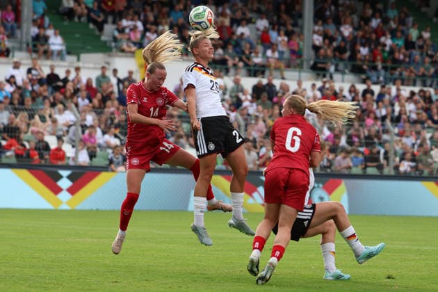 Germany U23 womens friendly match 2025 2026, Germany U23 against Denmark U23, Alfred Kunze Sportpark Leipzig the two Leipzigers in the aerial duel Julia Landenberger Germany U23 women, 20 and Nikoline Dudek Denmark U23 women, 14 Copyright: xLucasxWalterx