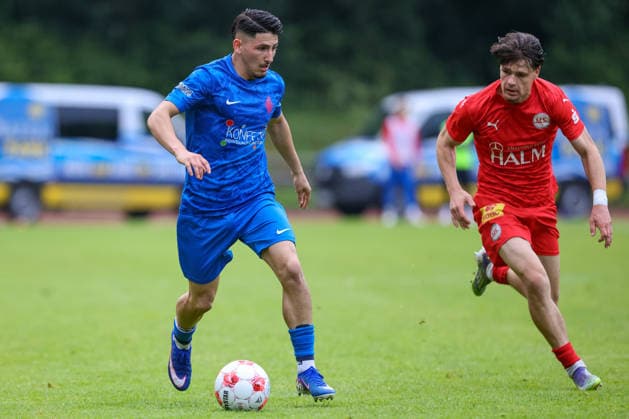 from left Alejandro Kellnar Blumenthaler SV, 26 and Finn Hoffmann 1 FC Germania Egestorf Langreder, 9 in duel, duel, dynamics, action, action, match scene, 03 06 2026, Bremen Germany , Soccer, promotion round Regionalliga Nord, Blumenthaler SV 1 FC Germania Egestorf Langreder xobx