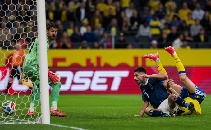 260604 Giorgos Masouras of Greece scores 2 2 competing with goalkeeper Kristoffer Nordfeldt and Hjalmar Ekdal of Sweden during the international friendly football match between Sweden and Greece on June 4, 2026 in Stockholm Photo Joel Marklund BILDBYRAN kod JM JM0822 bbeng fotboll football soccer fotball träningslandskamp international friendly sverige sweden sverige a grekland greece  Copyright: JOELxMARKLUND BB260604JM069