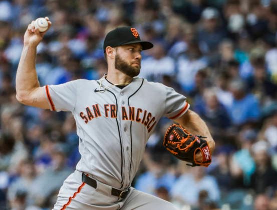 San Francisco Giants starting pitcher Adrian Houser throws in the fitst inning of the MLB, Baseball Herren, USA game between the San Francisco Giants and the Milwaukee Brewers at American Family Field in Milwaukee, Wisconsin on Thursday, June 4, 2026.  MIL20260604809 TANNENxMAURY