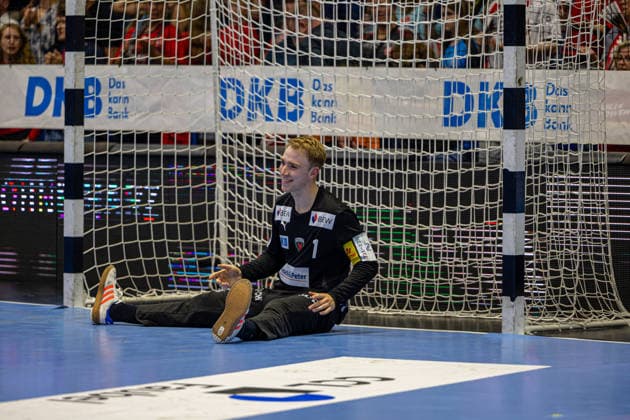 DAIKIN Handball Bundesliga, Kassel, MT Melsungen vs Fuechse Berlin, Rothenbach Halle Kassel 04 06 2026 DAIKIN Handball Bundesliga, Kassel, Germany 04 06 2026 Lasse Ludwig Fuechse Berlin, 1 sits in goal during the match, Handball Bundesliga, MT Melsungen vs Fuechse Berlin match, Rothenbach Halle Kassel Copyright: xBEAUTIFULxSPORTS Freudensteinx
