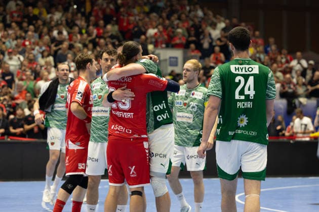 DAIKIN Handball Bundesliga, Kassel, MT Melsungen vs Fuechse Berlin, Rothenbach Halle Kassel 04 06 2026 DAIKIN Handball Bundesliga, Kassel, Germany 04 06 2026 The players after the match, Handball Bundesliga, MT Melsungen vs Fuechse Berlin match, Rothenbach Halle Kassel Copyright: xBEAUTIFULxSPORTS Freudensteinx