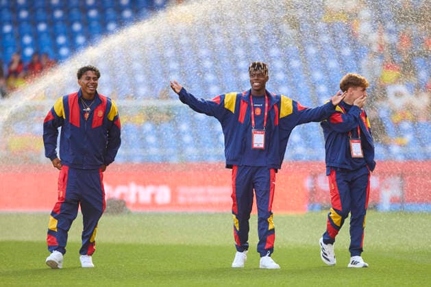 Spain v Iraq - International Friendly, Länderspiel, Nationalmannschaft LA CORUNA, SPAIN - JUNE 04: Lamine Yamal and Nico Williams of Spain looks on prior an international friendly match between Spain and Iraq at Abanca-Riazor Stadium on June 04, 2026 in La Coruna, Spain. (Photo by Diego Simon Photo Players Images Magara Press) La Coruna Abanca Riazor Stadium Spain Copyright: xDiegoxSimonx