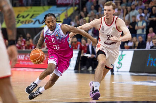 Jalen FINCH BON 0, left on the ball in a duel against Justus HOLLATZ FCB 21, right , action final score 57 77, Basketball 1 Bundesliga Telekom Baskets Bonn FC Bayern Muenchen Basketball Munich BON vs FCB Playoffs, Semifinal, 3 Game, in T E L E C O M D O M E, on 27 05 2026, Â