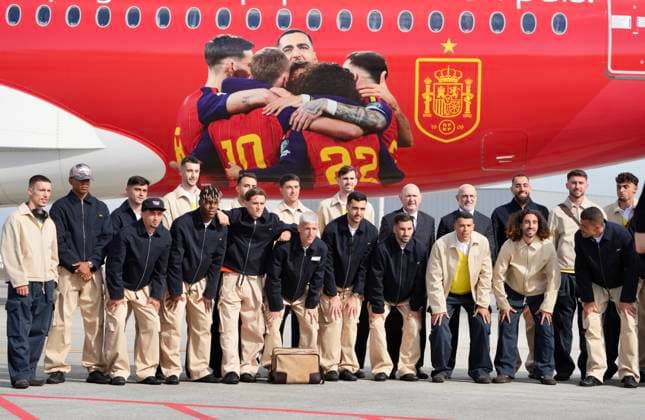 The Spanish national soccer team leaves on its way to the 2026 World Cup The players of the Spanish national soccer team and their coach, Luis de la Fuente, before taking the flight to the World Cup, at the Santiago Rosalía de Castro Airport, in Santiago de Compostela, A Coruna, Galicia Spain Fans have approached the Santiago Rosalía de Castro Airport to say goodbye to the players of the Spanish national soccer team who are heading to Nashville where they will take another flight to Chattanooga Tennessee, where the team will have its headquarters before the debut in the World Cup 2026 to be held in the United States, Mexico and Canada 05 JUNE 2026 Á Espana  Copyright: xÃ?lvaroxBallesterosx 7572419