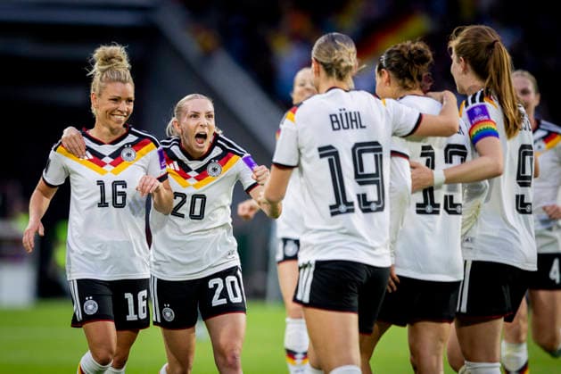 Cologne, Germany 05th Jun 2026 Linda Dallmann, Elisa Senß DFB cheer with Carlotta Wamser Germany Norway Germany Norway 05 06 2026