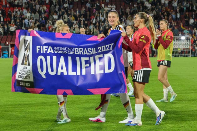 Cologne, Germany 05 06 2026 World Cup qualifying match Germany vs. Norway In the picture from left Linda Dallmann Germany Melissa Kössler Koessler Germany ,and Selina Cerci Germany celebrate the secured participation in the World Cup 2027 in Brazil with the official World Cup qualified banner Copyright: HMBxMedia MadeleinexFantini