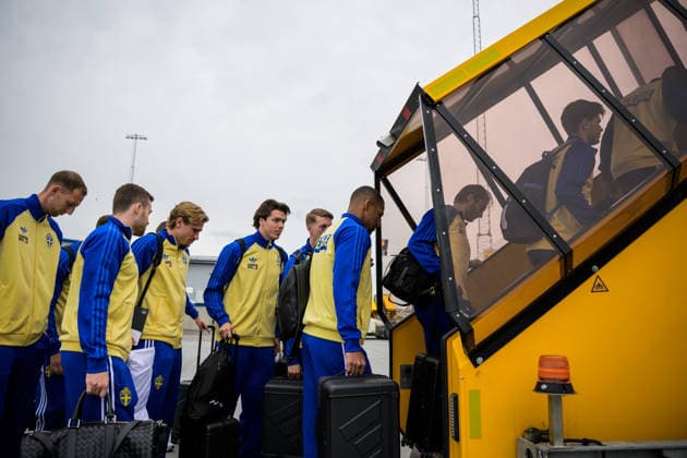 260606 Gustaf Nilsson, Gabriel Gudmundsson, Carl Starfelt, goalkeeper Jacob Widell Zetterström, Alexander Bernhardsson, Isak Hien, Benjamin Nygren and Besfort Zeneli of the Swedish national football team boarding a flight bound for Dallas Fort Worth International Airport and the FIFA World Cup 2026, on June 6, 2026 at Arlanda Airport in Stockholm Photo Joel Marklund BILDBYRAN code JM JM0823 bbeng fotboll football soccer fotball vm fotbolls vm fotbolls vm fotbolls vm 2026 fifa world cup 2026 resa travel sverige sweden sverige a avresa  Copyright: JOELxMARKLUND BB260606JM016