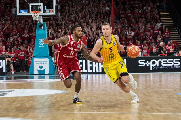 Bamberg, Germany 06 June 2026 1 BBL playoff semi-final 2025 2026 Sp 4 Bamberg Baskets vs Alba Berlin Pictured from left in a duel Cobe Williams Bamberg and Martin Hermannsson Berlin Brose Arena Bayern Copyright: xFotostandx xSchmittx