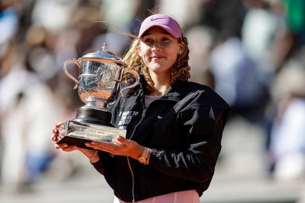 Paris, France June 6 Mirra Andreeva celebrates with the winner™s trophy after winning her match against Maja Chwalinska of Poland during the Women™s Final on Day Fourteen of the 2026 French Open at Roland Garros on June 6, 2026 in Paris, France Photo by JustPictures Paris Roland Garros France Copyright: x x2026xEurasiaxSportxImagesx jp-en-EuSpIm-AB6_Roland_Garros_06Jun2026_PR747