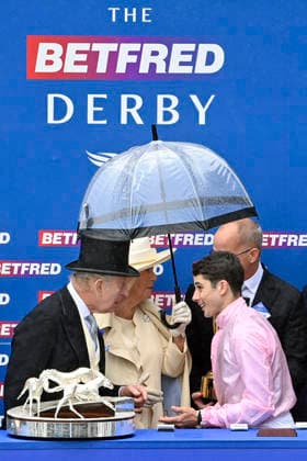 06 06 2026, Epsom, Surrey, GBR HRH King Charles III congratulates jockey Ronan Whelan after wining the Epsom Derby Epsom Downs racecourse award ceremony, victory, jockey, Whelan, King Charles 260606C733EPSOM JPG