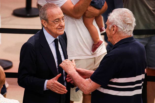 ESP Real Madrid Presidential Elections 2026 Florentino Perez during the Real Madrid presidential elections 2026 Voters approaching to cast their vote for Florentino Perez or Enrique Riquelme as the next president of Real Madrid at the Real Madrid City Basketball Pavilion, located in Valdebebas, on June 7, 2026 in Madrid Madrid Spain Futbol Copyright: xAgenciaxLOFx