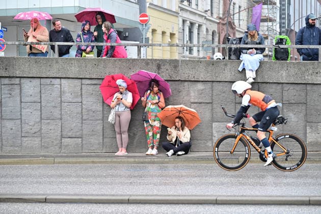 GER Ironman Hamburg 07 06 2026, GER Ironman Hamburg, Everyman in the picture feature spectator with umbrella and cyclist nordphotoxGmbH xWitke nph00002