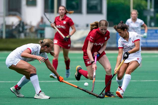 from left Linn Häffner TSVMH, 14 , Ella Förtsch NHTC, 38 , Eliana Beatriz Von Der Heyde TSVMH, 6 , duel, duel scene, duel, tackle, tackling, dynamics, action, action, 07 06 2026, Mannheim Germany , Hockey, 2 Bundesliga, Group South, Women, TSV Mannheim Nürnberger HTC xozx