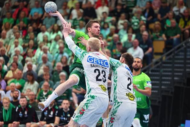 Goal throw by Dominik Mappes HSG Wetzlar, 07 in duel with Magnus Saugstrup SC Magdeburg, 23, left and Albin Lagergren SC Magdeburg, 21 GER, HSG Wetzlar vs SC Magdeburg, Handball, 1 Bundesliga, Matchday 34, Season 2025 2026, 07 06 2026 GER, HSG Wetzlar vs SC Magdeburg, Handball, 1 Bundesliga, Matchday 34, Season 2025 2026, 07 06 2026 Wetzlar Copyright: xEibner-Pressefoto RenexWeissx EP_RWS
