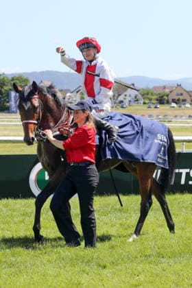 07 06 2026, Iffezheim, Baden Wuerttemberg, GER Alleno with Sibylle Vogt after winning the Grand Prix of Tattersalls racecourse Baden Baden, Iffezheim Horse, Jockey, Alleno, Vogt, Victory 260607B993IFFEZHEIM JPG