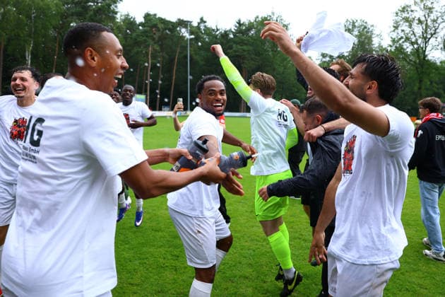 47 Jean Francois De Chatrie Doegl Eimsbütteler TV and his teammates celebrate promotion to the Regionalliga Nord Football I Men I Promotion round to Regionalliga Nord I Season 2025 2026 I 3 match I Eimsbütteler TV Blumenthaler SV I 07 06 2026 I A pitch Heeslingen