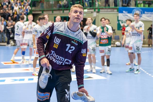 Kristian Saeveras FRISCH AUF Goeppingen, 12 gives away his shoes to the fans Bergischer HC vs Frisch Auf Goeppingen, Handball, DAIKIN HBL, Matchday 34, Season 2025 2026, 07 06 2026 Bergischer HC vs Frisch Auf Goeppingen, Handball, DAIKIN HBL, Matchday 34, Season 2025 2026, 07 06 2026 Wuppertal Copyright: xEibner-Pressefoto ThomasxHaeslerx EP_THR