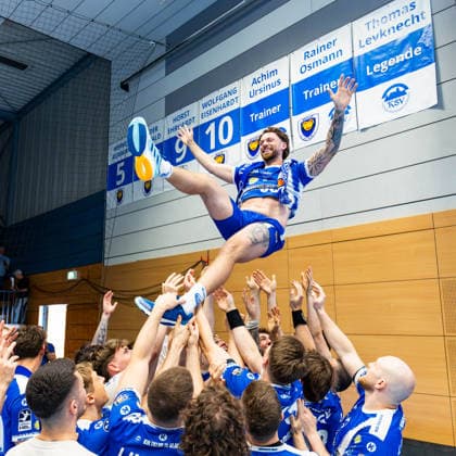 07 06 2026, GER, Handball, Men, Season 25 26, Daikin 1 Bl, 34 Matchday, ThSV Eisenach HSV Hamburg Handball Sport Verein Hamburg Alexander Saul ThSV Eisenach,95 is celebrated by his team 99817 Eisenach Werner Assmann Halle Am Sportp Thueringen Germany