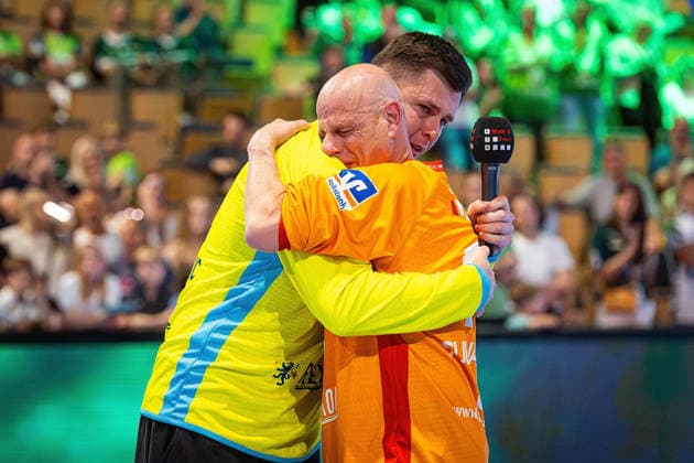 07 06 2026, xovx, Handball Daikin Handball Bundesliga, HSG Wetzlar SC Magedeburg Anadin Suljakovic HSG Wetzlar says a tearful farewell to HSG Wetzlar players and fans after the season V l Anadin Suljakovic HSG Wetzlar , Supervisor Stefan Rühl HSG Wetzlar Wetzlar Buderus Arena Hessen Germany EN