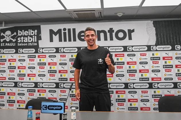 Presentation of the new coach Marcel Rapp Pauli Thumbs up Germany , Hamburg , Millerntorstadion , Football , 2 Bundesliga , FC St Pauli