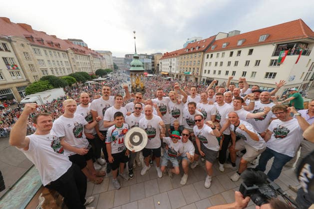 08 06 2026, xtgx, Handball, Daikin HBL, Reception of the German champion SC Magdeburg in the town hall v l Team photo on the town hall balcony Magdeburg