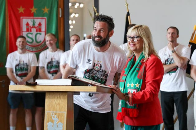 08 06 2026 ,xgox, Handball Daikin HBL, Reception and celebration at the town hall with SC Magdeburg emspor, f l Bennet Wiegert Magdeburg, Coach signs the citys Golden Book Magdeburg