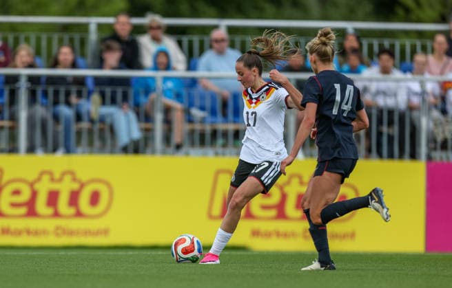 GER, Frankfurt, Germany U19 vs USA U19 friendly match, Football, DFB, 2025 2026 season, DFB Campus, second match in picture from l Helen Börner Germany , Gracie Milam USA U19 Women 14 DFB DFL REGULATIONS PROHIBIT ANY USE OF PHOTOGRAPHS AS IMAGE SEQUENCES AND OR QUASI VIDEO, 09 06 2026 Copyright: HMBxMedia HendrikxHamelau