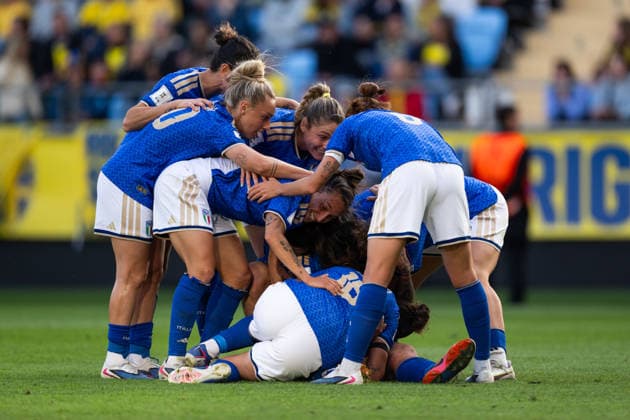 260609 Martina Piemonte of Italy celebrates with team mates after 0 2 the FIFA Women s World Cup Qualifier football match between Sweden and Italy on June 9, 2026 in Gothenburg Photo Mathias Bergeld BILDBYRAN kod MB CS0935 fotboll football soccer fotball vm kval kval fifa womens world cup qualifier qualifier sverige sweden italien italy dam bbeng  Copyright: MATHIASxBERGELD BB260609MB050