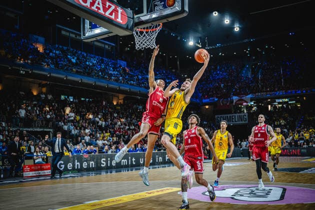 Basketball Berlin 019 06 2026 Season 2025 2026 EasyCredit BBL 1 Bundesliga Men, Men Playoffs Semifinal Game 5 Alba Berlin BMA365 Bamberg Baskets Malte Delow Alba Berlin, No 06 Austin Crowley Bamberg, No 55