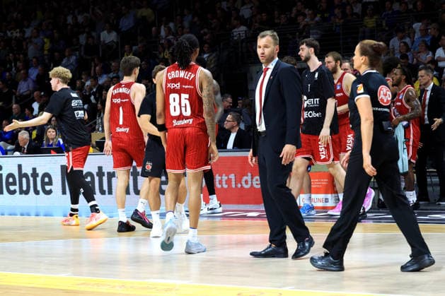 DEU, easyCredit BBL, ALBA vs Bamberg, 09 06 2026, Max Schmeling Halle, Berlin, DEU, easyCredit BBL, ALBA vs Bamberg, in the picture Head Coach Anton Gavel Bamberg , Bamberg players circle nordphotoxGmbHx xEngler nph00076