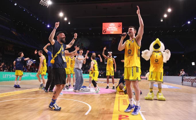 re Malte Delow with microphone and Alba team cheers after the end of the game and final entry Joy Emotion Sport Basketball BBL Bundesliga Mens Play Off Semi Final 5 Game Season 2025 2026 09 06 2026 ALBA Berlin vs BMA365 Bamberg Baskets