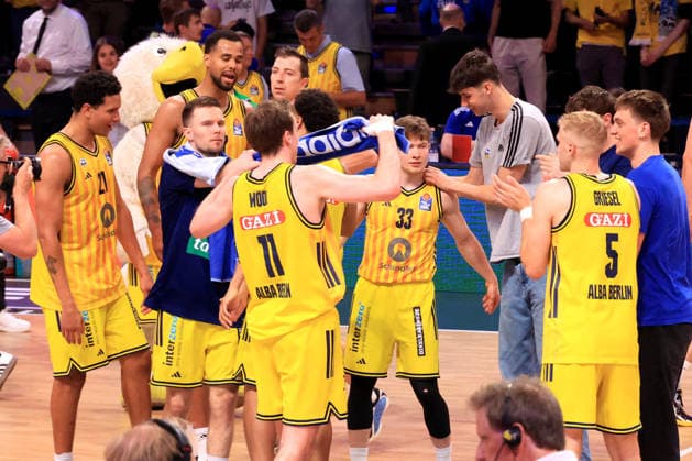 DEU, easyCredit BBL, ALBA vs Bamberg, 09 06 2026, Max Schmeling Halle, Berlin, DEU, easyCredit BBL, ALBA vs Bamberg, in the picture ALBA players circle, Michael Rataj ALBA Berlin 21 nordphotoxGmbHx xEngler nph00076