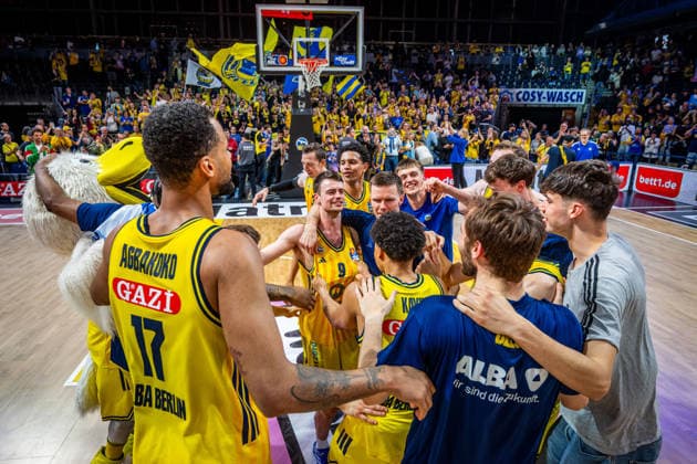 Basketball Berlin 019 06 2026 Season 2025 2026 EasyCredit BBL 1 Bundesliga Men, Men Playoffs Semifinals Game 5 Alba Berlin BMA365 Bamberg Baskets Alba wins Game 5 Cheers Norris Agbakoko Alba Berlin, No 17 Jonas Mattisseck Alba Berlin, No 09 Martin Hermannsson Alba Berlin, No 15 Jack Kayil Alba Berlin, No 07 Malte Delow Alba Berlin, No 06 and other fans