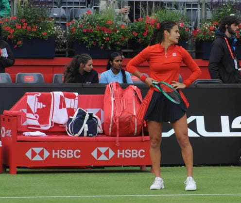 Tennis - HSBC Queen™s Club Championships - Women™s WTA, Tennis Damen 500 Tournament - Queen™s Club, London - Thurssday 11th June 2026 Women™s singles second Round; Sorana Cirstea (ROU) v Emma Raducanu (GBR) Emma Raducanu only gets to warm up on court before the rain started again COLORSPORT ANDREW COWIE