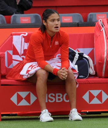 Tennis - HSBC Queen™s Club Championships - Women™s WTA, Tennis Damen 500 Tournament - Queen™s Club, London - Thurssday 11th June 2026 Women™s singles second Round; Sorana Cirstea (ROU) v Emma Raducanu (GBR) Emma Raducanu only gets to warm up on court before the rain started again COLORSPORT ANDREW COWIE
