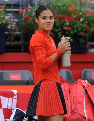 Tennis - HSBC Queen™s Club Championships - Women™s WTA, Tennis Damen 500 Tournament - Queen™s Club, London - Thurssday 11th June 2026 Women™s singles second Round; Sorana Cirstea (ROU) v Emma Raducanu (GBR) Emma Raducanu only gets to warm up on court before the rain started again COLORSPORT ANDREW COWIE