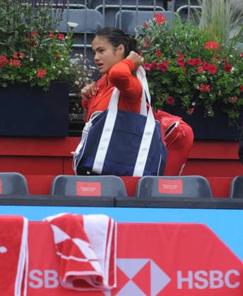 Tennis - HSBC Queen™s Club Championships - Women™s WTA, Tennis Damen 500 Tournament - Queen™s Club, London - Thurssday 11th June 2026 Women™s singles second Round; Sorana Cirstea (ROU) v Emma Raducanu (GBR) Emma Raducanu only gets to warm up on court before the rain started again and walks back off COLORSPORT ANDREW COWIE