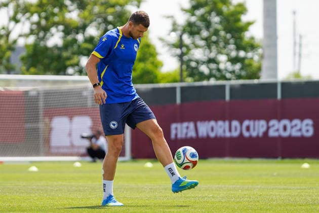 Bosnia and Herzegovina Training Day - 2026 FIFA World Cup, WM, Weltmeisterschaft, Fussball Edin DZEKO 11 of Bosnia and Herzegovina national football team warms-up during the training day ahead the 2026 FIFA World Cup Group B match against Canada at Centennial Park. on June 11, 2026 in Toronto, Canada. Toronto Ontario Canada Copyright: xLeonardoxRamirezx