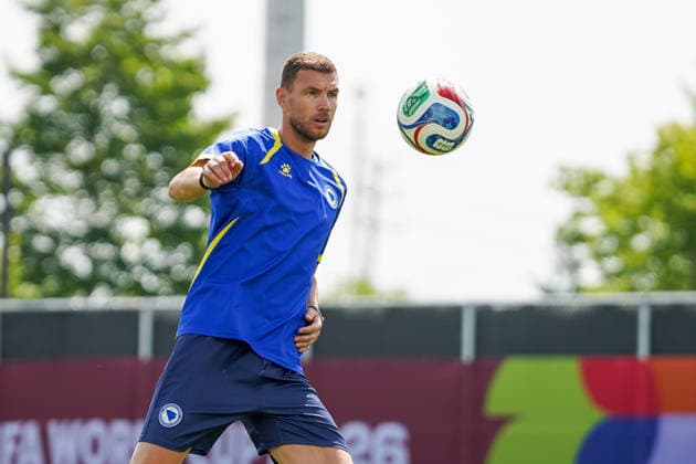 Bosnia and Herzegovina Training Day - 2026 FIFA World Cup, WM, Weltmeisterschaft, Fussball Edin DZEKO 11 of Bosnia and Herzegovina national football team warms-up during the training day ahead the 2026 FIFA World Cup Group B match against Canada at Centennial Park. on June 11, 2026 in Toronto, Canada. Toronto Ontario Canada Copyright: xLeonardoxRamirezx