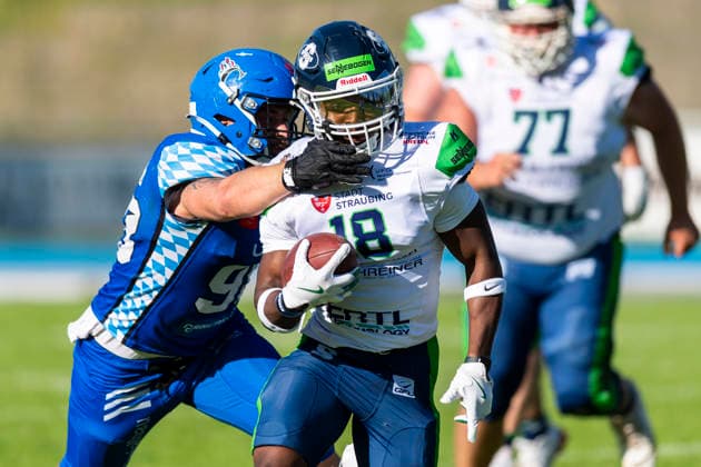 Ovie Bazunu WR, Straubing Spiders, 18 is stopped by Krzysztof Spychala Allgaeu Comets, DE, 98 GER, Allgaeu Comets vs Straubing Spiders, American Football, GFL, Season 2026, Week 06, 13 06 2026 GER, Allgaeu Comets vs Straubing Spiders, American Football, GFL, Season 2026, Week 06, 13 06 2026 Kempten Copyright: xEibner-Pressefoto FlorianxWolfx EP_FWF