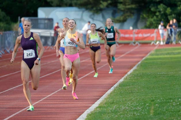 13 06 2026 Athletics Merck Laufgala Pfungstadt TSV stadium with top runs here 800m run two runners under 2 minutes No. 242 Majtie KOLBERG LG Kreis Ahrweiler in 1 58 67 min and No. 455 Ziva Remic Slovenia 2009 in 1 59 64 min Pfungstadt Hessen Germany