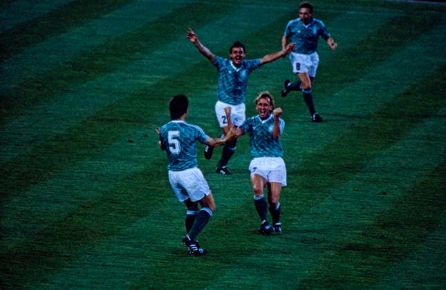 World Cup 1990 Semi-finals Germany vs England World Cup 1990 in Italy, Stadio Delle Alpi in Turin, Semi-finals Germany vs England 1 1, 4 3 n E goal celebration the German Team, v l Klaus Thaler eyes 5 , Stefan Reuter 2 , Andreas Brehme 3 and Thomas Häßler 8 Turin Copyright: xUnitedxArchivesx xSvenxSimonxSportx SVS_95020000989