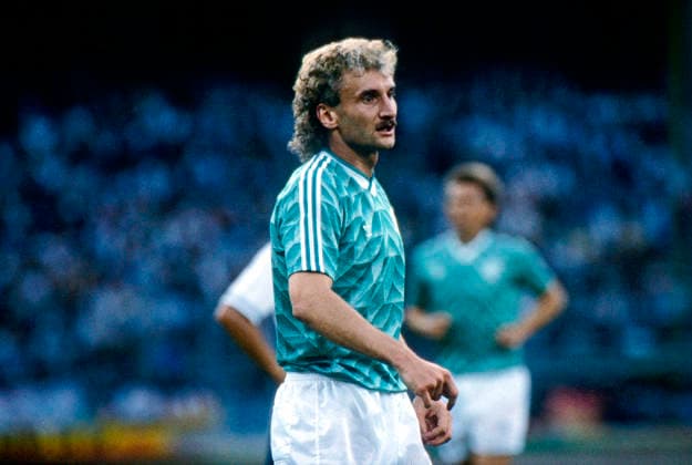 World Cup 1990 Semi-finals Germany vs England World Cup 1990 in Italy, Stadio Delle Alpi in Turin, Semi-finals Germany vs England 4 3 n E 1 1, 1 1, 0 0 Rudi Völler Germany, No 9 Turin Copyright: xUnitedxArchivesx xSvenxSimonxSportx SVS_95020001030