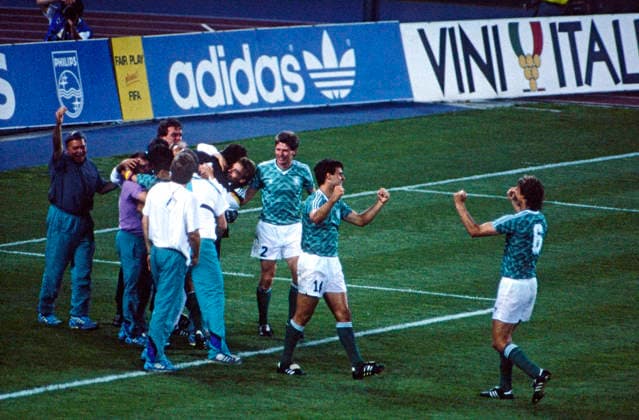 World Cup 1990 Semi-finals Germany vs England World Cup 1990 in Italy, Stadio Delle Alpi in Turin, Semi-finals Germany vs England 4 3 n E cheering the German Team After the obtained Penalty shoot-out, v l n r Stefan Reuter 2 , Thomas Berthold 14 and Guido Buchwald 6 Turin Copyright: xUnitedxArchivesx xSvenxSimonxSportx SVS_95020001192