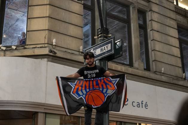 RECORD DATE NOT STATED New York Knicks Fans Celebrate Knicks Championship (NEW) New York Knicks Fans Celebrate Knicks Championship. June 14, 2026, New York, New York, USA: A Knicks fan waves a Knicks banner during celebration after the New York Knicks defeated the San Antonio Spurs in Game 5 of the NBA, Basketball Herren, USA Finals to win the series on June 14, 2026 in New York City. The Knicks won the NBA Championship for the first time since 1973, for the third time in franchise history. (Credit: M10s TheNews2)(Foto: M10S Thenews2 imago images) SPO  Copyright: xM10sx