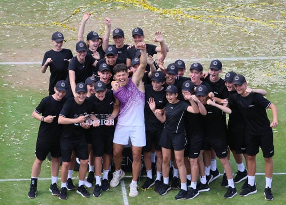 14 06 2026, Boss Open 2026, ATP Tour 250 Stuttgart, TTC Weissenhof, Tennis, Sport, in the picture Ben Shelton winner at BOSS Open 2026 in Stuttgart celebrates with ball kids