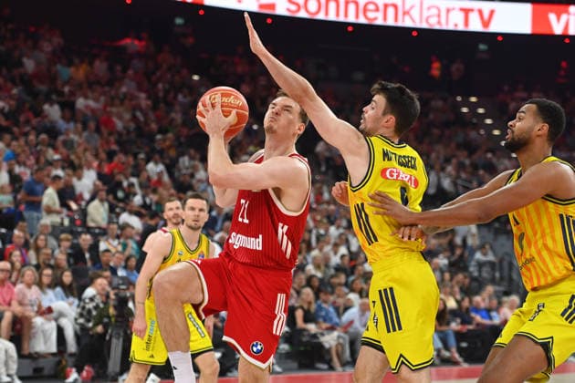 Justus HOLLATZ FCB , action,duel against Jonas MATTISSECK Alba Berlin , re Moses WOOD Berlin Basketball BBL,Season 2025 2026 Play Off Final Game 2, FC Bayern Muenchen Alba Berlin on 14 06 2026 S A P G A R D EN