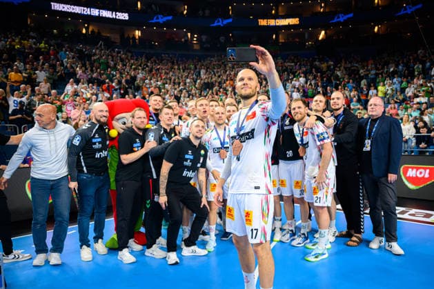 Cologne, Germany Handball EHF CL Final 4 Match 3rd place Aalborg Handbold SC Magdeburg Tim Hornke SC Magdeburg takes the team photo, final cheer Final cheer Emotion Joy Cologne Lanxess Arena North Rhine-Westphalia Germany