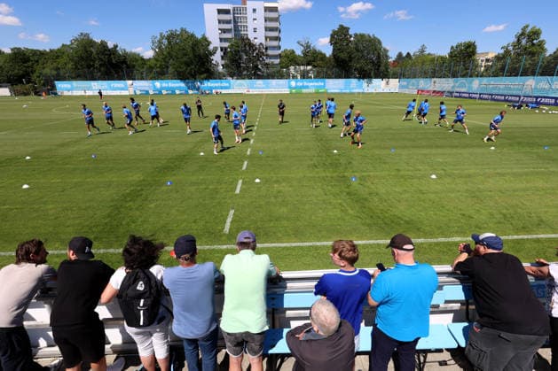 Soccer, Mens, 3rd Division, 2026–2027 Season, TSV 1860 Munich, Training, Grünwalder Strasse 114 Many fans came to the training ground for TSV 1860 Munichs first training session of the season and watched the team practice,detected_source_language